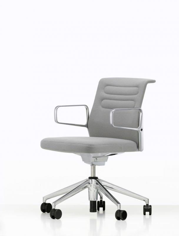 Grauer Vitra Bürostuhl mit Armlehnen und Rollen, ergonomischer Drehstuhl für das Büro.